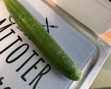 Une image de l'étape 1 de Salade marinée de concombre et tomates à la coriandre.