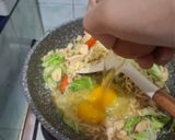 Foto langkah ke 5 dari resep Mie Instan Goreng Rendah Kalori, Tinggi Protein (Telur + Dada Ayam 100gr).