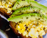Foto del paso 5 de la receta: TOSTADAS CON HUEVO Y PALTA 🥑🥚🥑