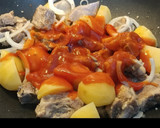 Foto del paso 3 de la receta: Costillas de cerdo con papas en jugo🌺