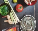 A picture of step 1 of Thai Tom Yum Goong Soup 冬陰功湯.