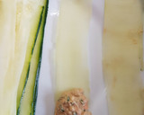 Foto del paso 2 de la receta: Canelones de calabacín rellenos de atún y queso de cabra