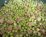 Foto del paso 6 de la receta: Lenguados fritos, salteado de calabacín y guisantes con jamón