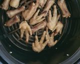 Hình bước làm 1 của món Chân gà hầm đậu táo đỏ