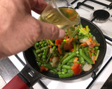 Foto del paso 3 de la receta: Bacalao con salteado de espárragos y gambas