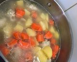 รูปขั้นตอนการทำที่ 3 ของ ซุปไก่มันฝรั่ง 🧅🍗🥔