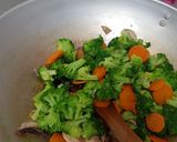 Foto langkah ke 3 dari resep Oseng Brokoli Jamur Sosis.