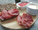 Foto del paso 4 de la receta: Tostas de jamón serrano y tomate rallado