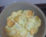Foto del paso 2 de la receta: Papas onduladas fritas al ajillo con ketchup