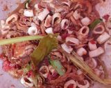Foto langkah ke 4 dari resep Cumi Jamur Oseng Mercon.