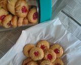 Foto langkah ke 4 dari resep Strawberry Cheese Thumbprint Cookies.
