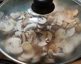Foto del passaggio 2 della ricetta Funghi in padella con pomodorini