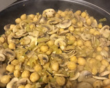Foto del paso 4 de la receta: Champiñones con garbanzos y calabacín