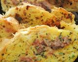 Foto langkah ke 5 dari resep Garlic Bread Meet With Cheese and Beef Ala Pizza Hut.