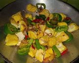 Foto langkah ke 3 dari resep Tumis tahu kecap pedas.