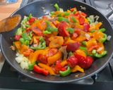 Une image de l'étape 12 de Tarte filo, oignon, chèvre et poivrons tricolores.
