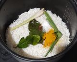 Foto langkah ke 1 dari resep 46. NASI KUNING MEJIKOM Anti ribet.