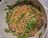 Foto langkah ke 2 dari resep Omelet Mie.