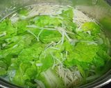 Hình bước làm 2 của món Canh cải xoăn và nấm nấu cá