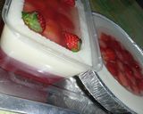 Foto langkah ke 4 dari resep Puding Susu Strawberry.