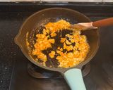 Foto langkah ke 3 dari resep Resep Bubur Telor asin,udang,Ubi dan daging.