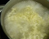 A picture of step 2 of Noodles stuffed omelette.
