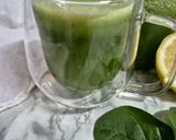 Foto del paso 4 de la receta: Zumo energético de piña, apio, limón y brotes de espinacas