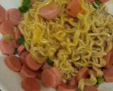 Foto langkah ke 4 dari resep Omelet mie sosis.