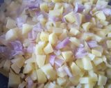 Une image de l'étape 1 de Pommes de terre & oignons  aux oeufs brouillés.