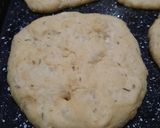 Foto del paso 4 de la receta: Panes redondos con tomillo y romero