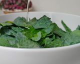 Foto langkah ke 2 dari resep Crispy Kale with Oregano.