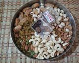 A picture of step 1 of Thandai Dudh.