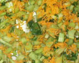 Foto del paso 2 de la receta: Tortilla de pencas de acelga y zanahoria