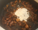 Foto del paso 5 de la receta: Pollo con tocino entreverado y salsa de vino