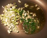 Foto del paso 4 de la receta: Huevos de gallinas silvestres, con ajos y prejil