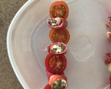Foto del paso 3 de la receta: Brocheta de tomatitos cherry, jamón serrano y albahaca