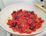 Foto del passaggio 1 della ricetta Spaghetti al tonno rosso, pistacchi e olive nere