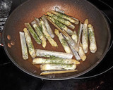 Foto del paso 1 de la receta: Navajas con aceite y perejil