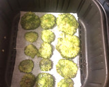 Foto del paso 4 de la receta: Chips de brócoli y queso parmesano