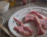 Foto del paso 8 de la receta: Chuletas de cordero rebozadas con pasta y espinacas