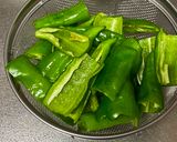 A picture of step 1 of Roasted sweet pepper in soy and sesame sauce.