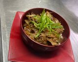 Foto del paso 4 de la receta: Gyudon: fetas de carne salteadas con cebolla sobre un colchón de arroz