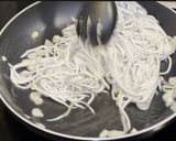 Foto del paso 3 de la receta: Papas, gulas y huevo frito
