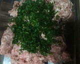 Foto del paso 1 de la receta: Patys de cerdo con puré de papas y tomates con albahaca