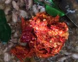Foto langkah ke 4 dari resep Baby cumi sambal bawang.