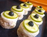 A picture of step 5 of Mayo vegies mini sandwich.