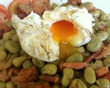 Foto del paso 4 de la receta Habitas con bacon y huevo escalfado