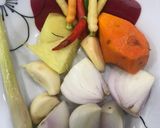 Gambar langkah 1 resipi Ayam masak kunyit simple.