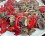 A picture of step 3 of Goose Liver with Onions and Bell Peppers.
