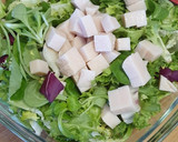 Foto del paso 2 de la receta: Ensalada con pollo empanado